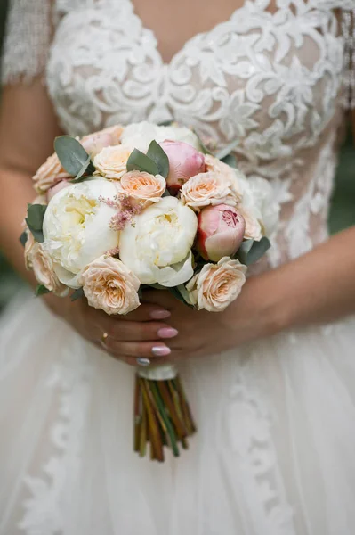 Круглый Свадебный Букет Изящных Розовых Белых Пионов — стоковое фото
