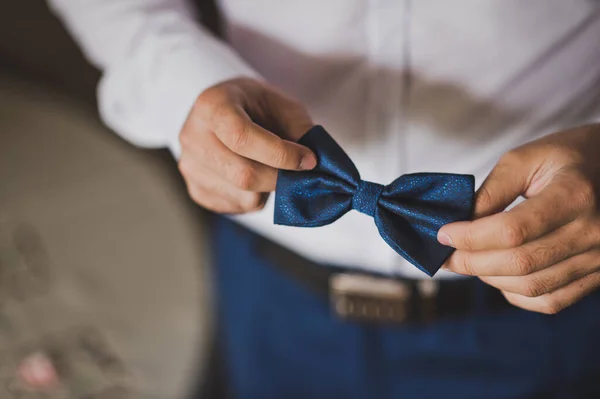 Groom Holding Blue Bow Tie Patterns — Stock Photo, Image