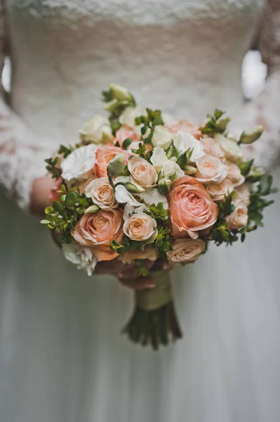 Hochzeitsstrauß Aus Rosen Den Händen Der Braut — Stockfoto