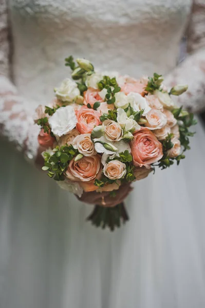 Die Braut Hält Einen Brautstrauß Ihren Händen — Stockfoto