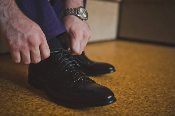 Manos Hombre Aprietan Los Cordones Sus Zapatos Negros — Foto de Stock