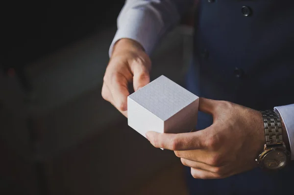 Una Scatola Fedi Nelle Mani Dello Sposo — Foto Stock