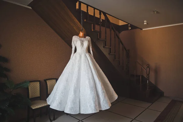Манекен Білій Весільній Сукні Стоїть Вітальні Сходах — стокове фото