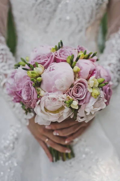 Buquê Casamento Delicado Nas Mãos Noiva — Fotografia de Stock
