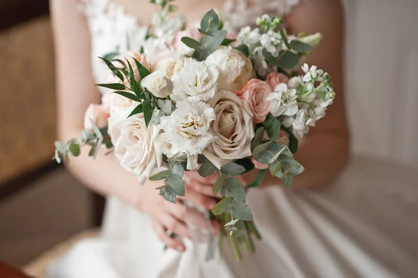Bride Holds Delicate Wedding Bouquet Roses — Stock Photo, Image