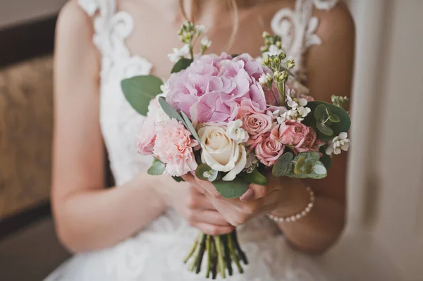 Noiva Tem Delicado Buquê Hortênsias Rosas — Fotografia de Stock