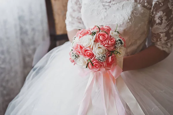 Невеста Держит Букет Искусственных Цветов Розовых Нежных Тонах — стоковое фото