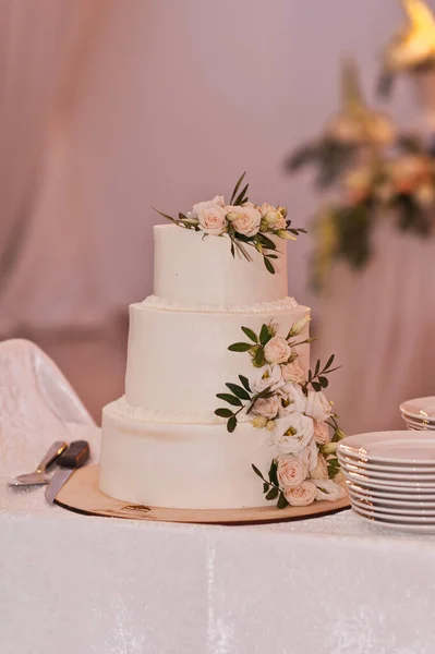 Momento Solenne Servire Una Delicata Torta Nuziale Banchetto — Foto Stock