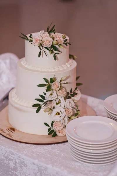 Pastel Boda Colores Delicados Platos Blancos Están Mesa Del Banquete —  Fotos de Stock