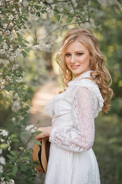 Grande Retrato Uma Menina Bonita Flores Brancas — Fotografia de Stock