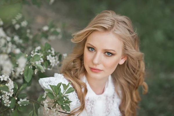 Beautiful Portrait Girl Blue Eyes White Dress Garden — Stock Photo, Image