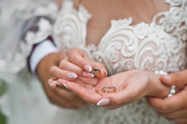 Original Wedding Rings Hands Bride — Stock Photo, Image