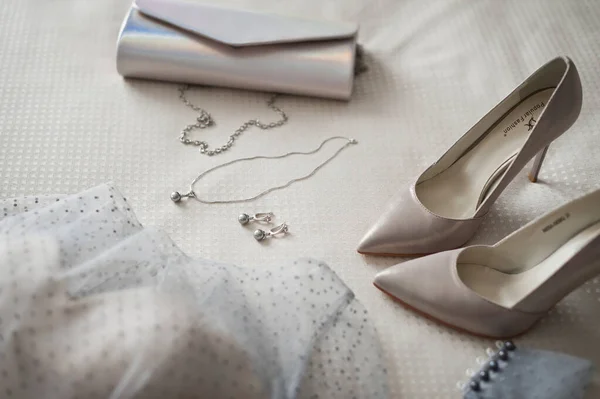 Beige Schoenen Oorbellen Met Een Ketting Het Bed — Stockfoto