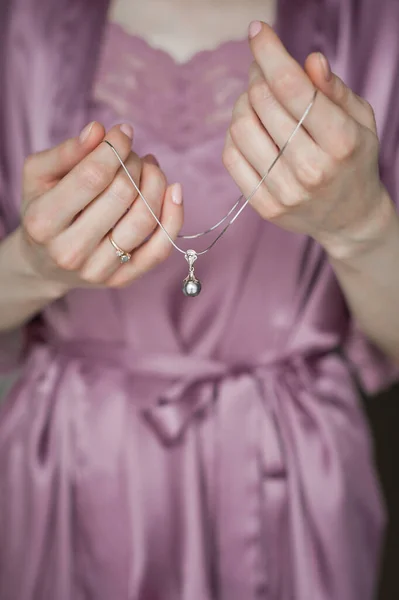 Una Piccola Collana Elegante Nelle Mani Una Ragazza — Foto Stock