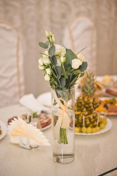 Eine Vase Mit Einem Kleinen Strauß Steht Auf Dem Tisch — Stockfoto