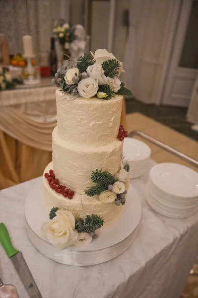 Weiße Hochzeitstorte Mit Lebenden Rosen Beeren Und Zweigen — Stockfoto