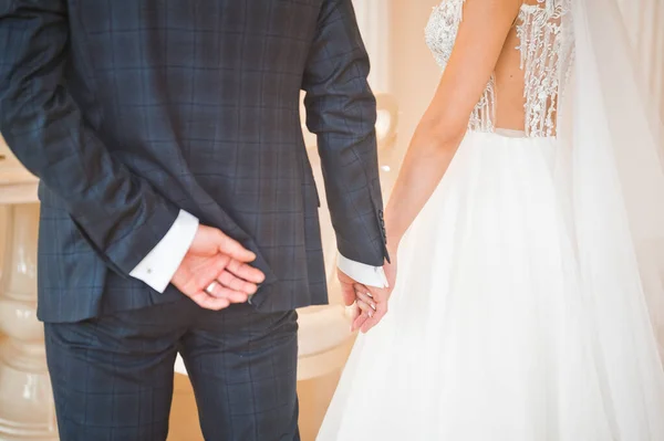 Nowożeńcy Trzymają Się Ręce Podczas Ceremonii — Zdjęcie stockowe