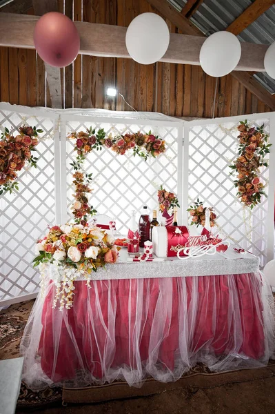 新婚夫妇度假的地方 背景上装饰着鲜花 — 图库照片