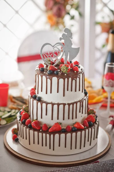 Großer Kuchen Mit Schokoladenflecken Und Natürlichen Erdbeeren Und Blaubeeren — Stockfoto