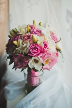 buket bir tabloda 946.