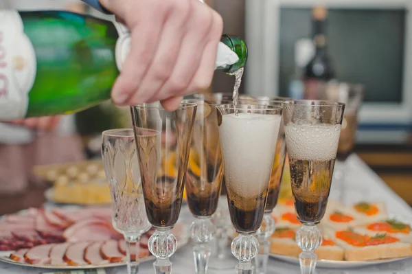 Giet in een glas 902. — Stockfoto