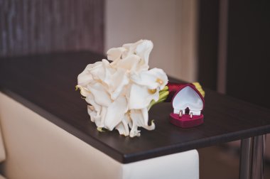 Yüzük kutusu ve bir buket 1112.