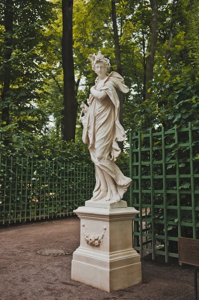 Scultura nel giardino estivo della città di San Pietroburgo 118 — Foto Stock