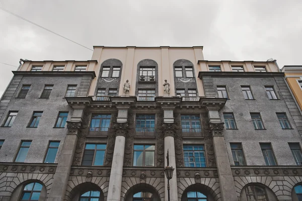 Facciata di casa su Nevsky Avenue nella città di San Pietroburgo 1190 — Foto Stock