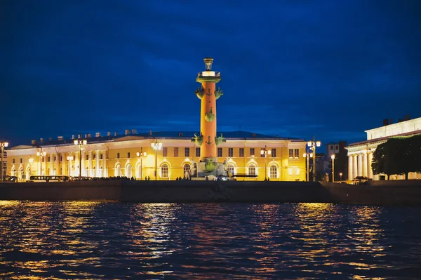 Ciudad de San Petersburgo, vistas nocturnas desde el barco a motor 1185 . — Foto de Stock