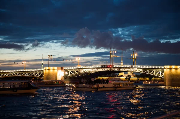 Ciudad de San Petersburgo, vistas nocturnas desde el barco a motor 1194 . — Foto de Stock