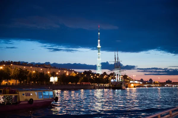 Ciudad de San Petersburgo, vistas nocturnas desde el barco de motor 1208 . — Foto de Stock