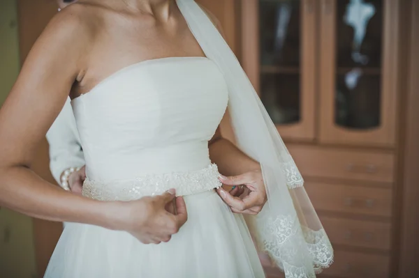 Процес одягу весільної сукні 1279 . — стокове фото