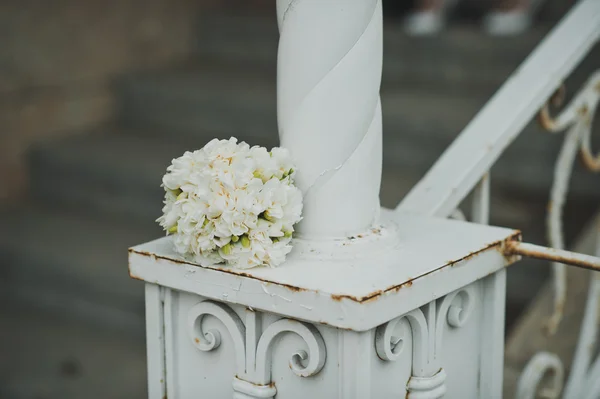 Bouquet on a handrail 1289. — Stock Photo, Image
