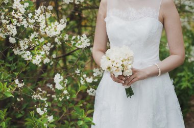 1325 elinde çiçek demet.