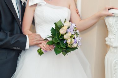 1412 elinde çiçek demet.