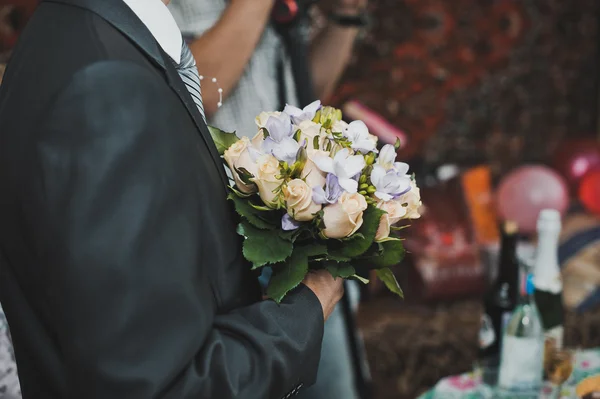 Bos van bloemen in handen 1411. — Stockfoto