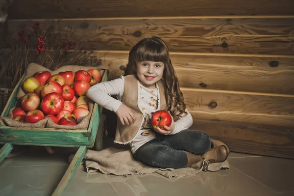 Ребенок и повозка с яблоками 1451 . — стоковое фото