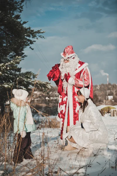 Дед Мороз и Снегурочка с подарками 1457 . — стоковое фото