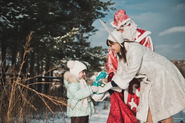 DED Moroz och Snegurochka med gåvor 1459. — Stockfoto