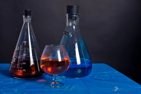 Flaschen und Glas auf einem Tisch 1514. — Stockfoto