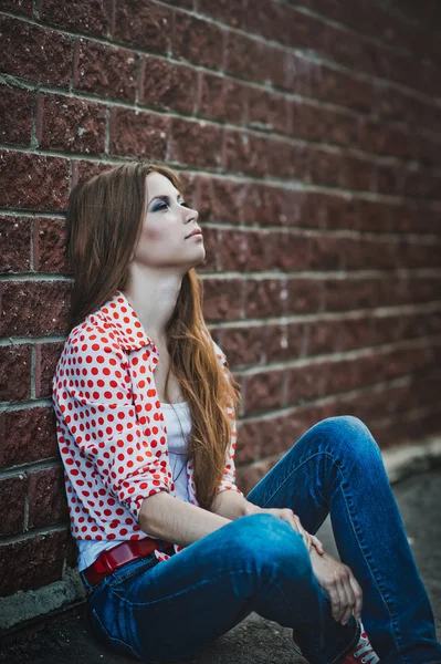 Portrait of the girl in a shirt with red peas and jeans 1596. — Stock Photo, Image