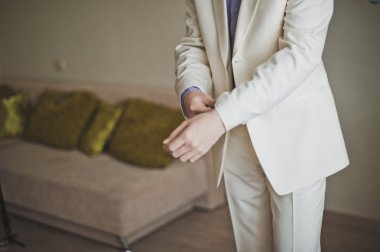 Genç adam bir ceket 1803 Giydir.