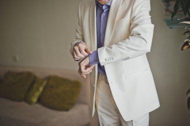 Genç adam bir ceket 1805 Giydir.