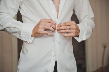 Genç adam bir gömlek 1876 Giydir.