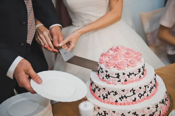 Newly-married couple divides wedding cake 1718. — Stock Photo, Image