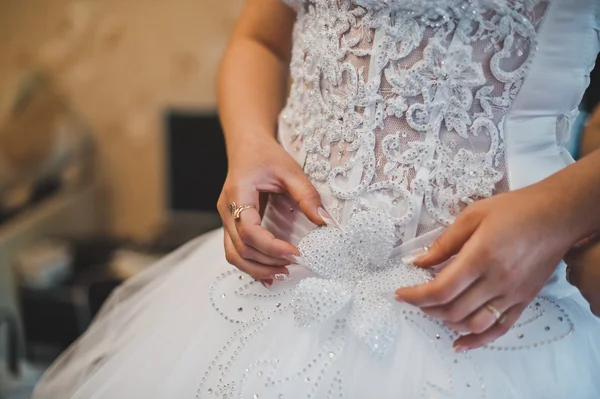 A mulher veste um vestido 1728 . — Fotografia de Stock