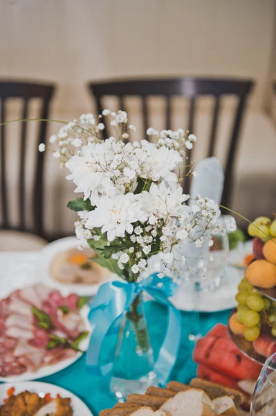 El ramo de las flores blancas sobre la mesa 1759 . —  Fotos de Stock