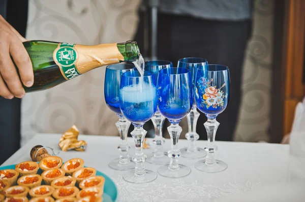 Vullen van glazen door champagne 1820. — Stockfoto
