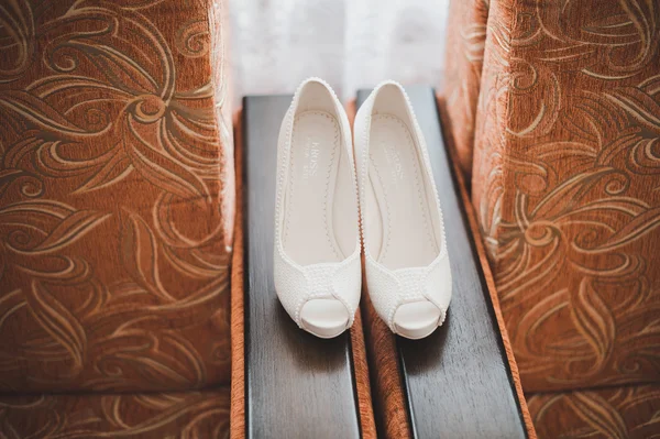 Chaussures blanches sur une chaise 1843 . — Photo