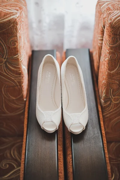 Sapatos brancos em uma cadeira 1844 . — Fotografia de Stock